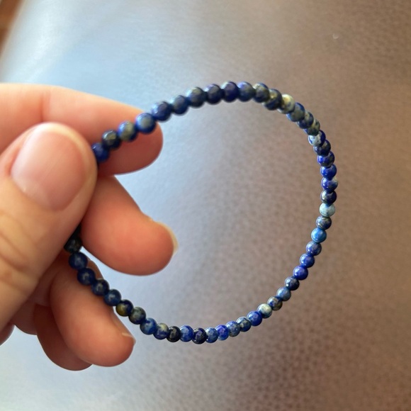 Lapis lazuli 8 inch round crystal bracelet with stretch NWOT - Picture 2 of 2
